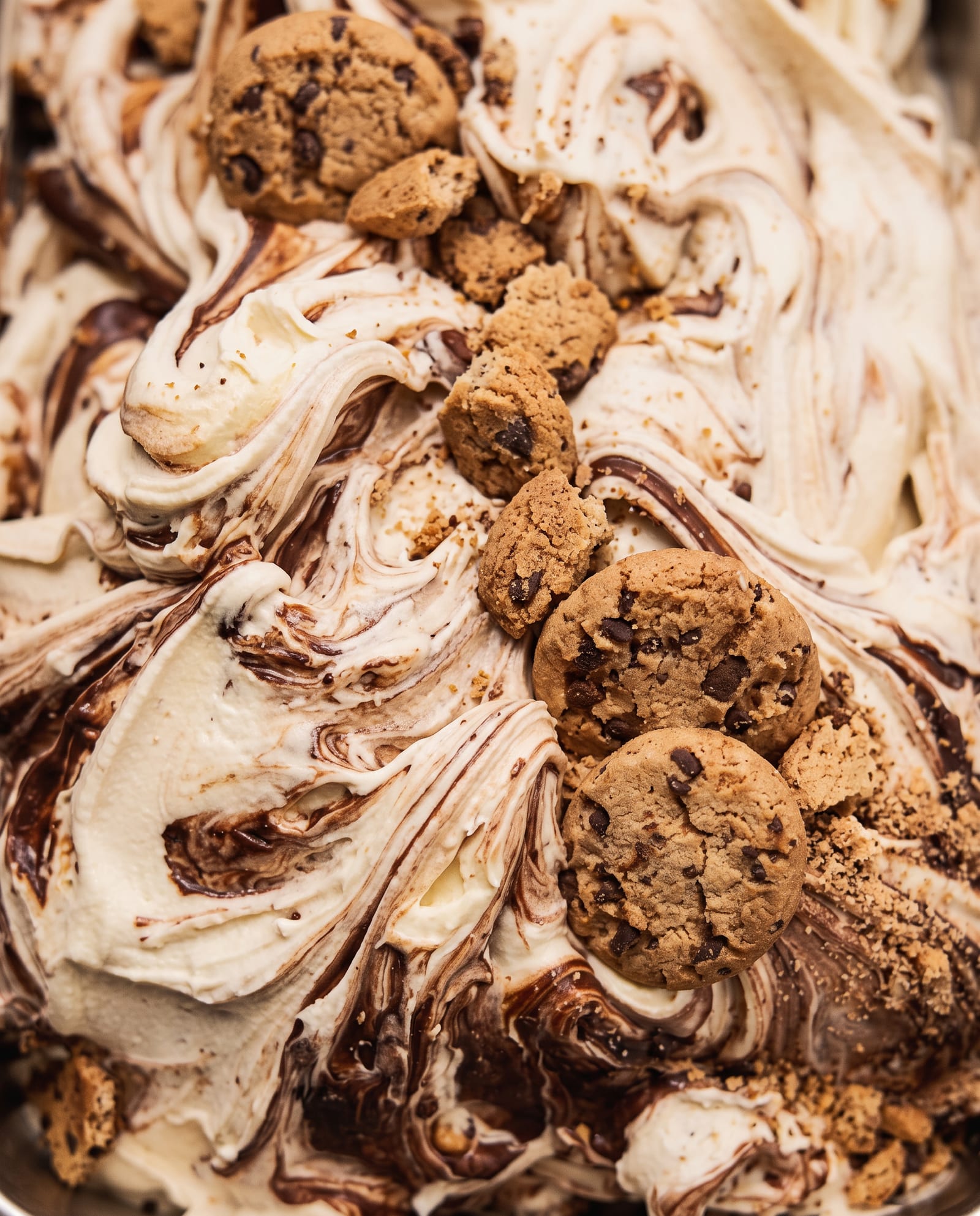 Close-up: crèmekleurig ijs met een chocoladeswirl en chocolate-chip-cookies