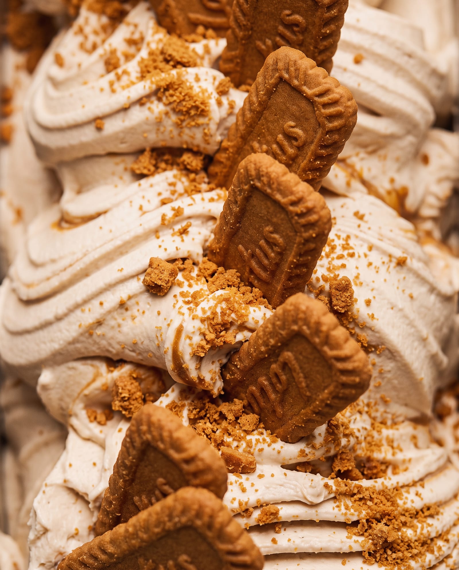 Close-up: lichtbruin speculoosijs met Lotus Biscoff-koekjes en speculooskruimels