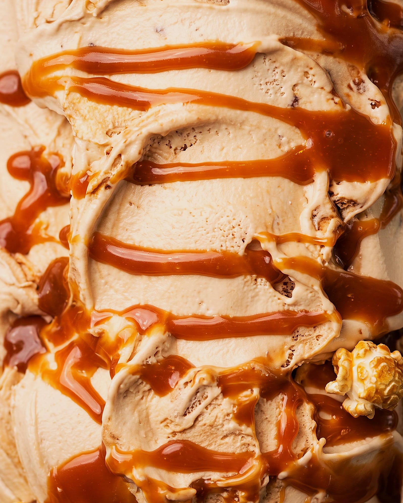 Popcorn zoute caramel — close-up van het ijs