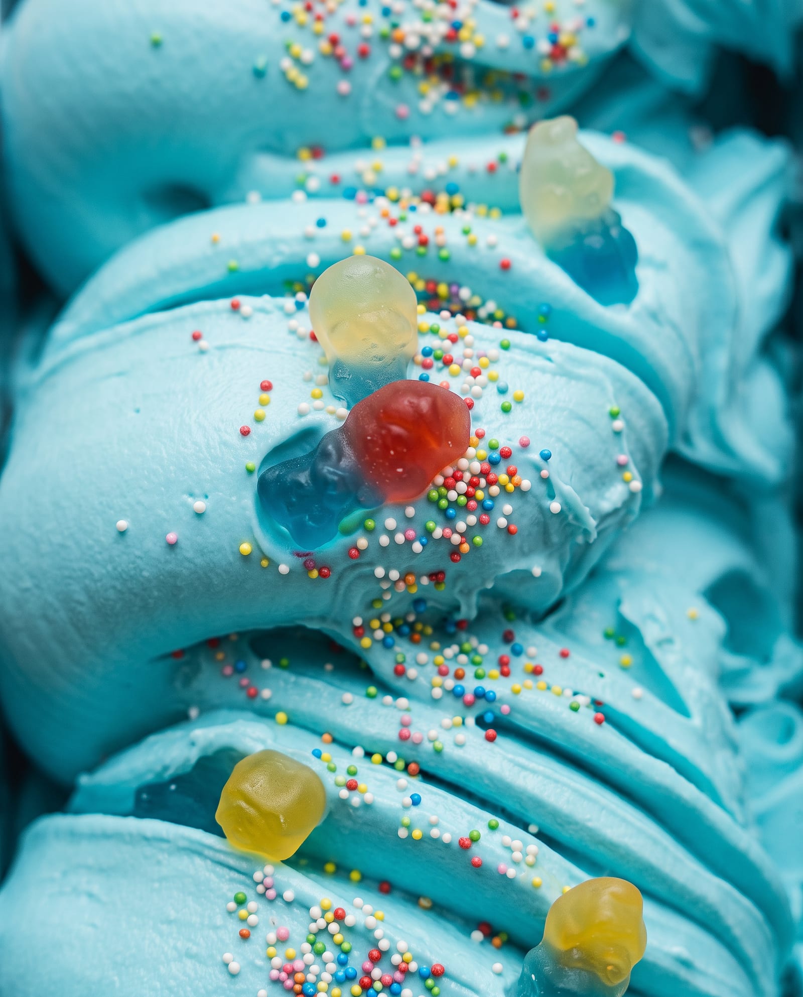 Close-up: hemelsblauw smurfenijs met gekleurde suikerstrooisels en gummibeertjes