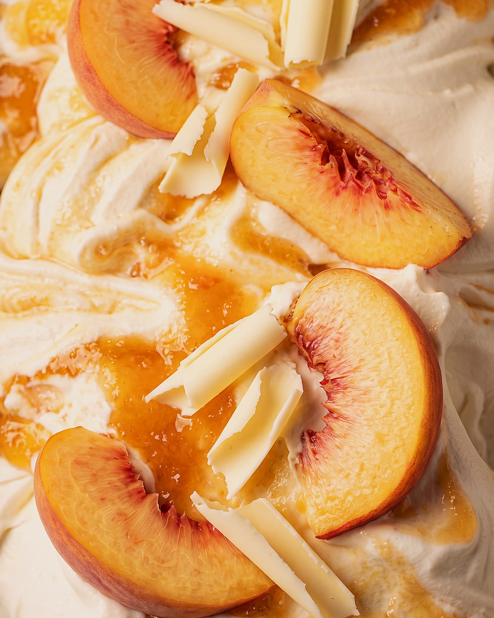 Witte chocolade perzik — close-up van het ijs
