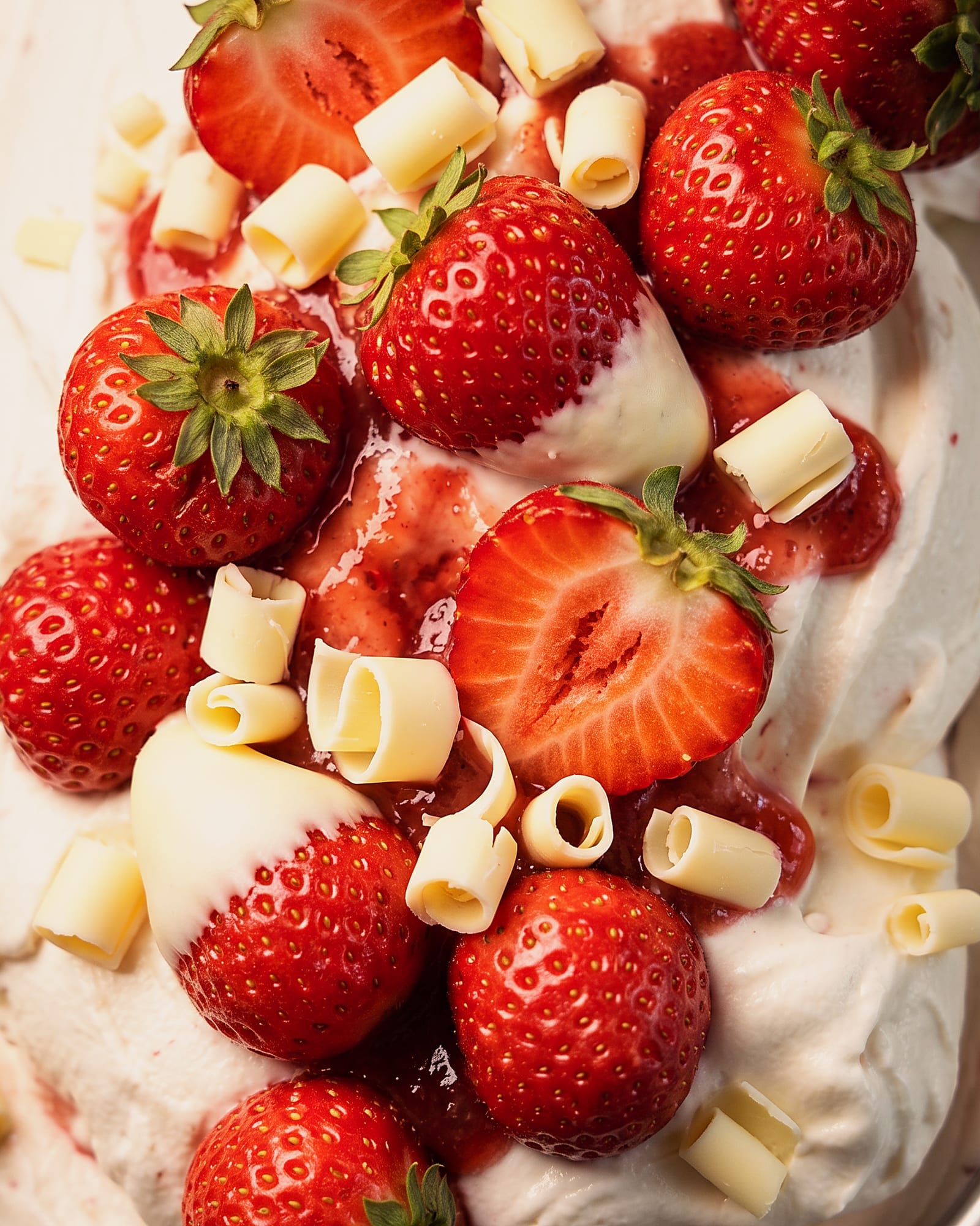 Yoghurt aardbei witte chocolade — close-up van het ijs