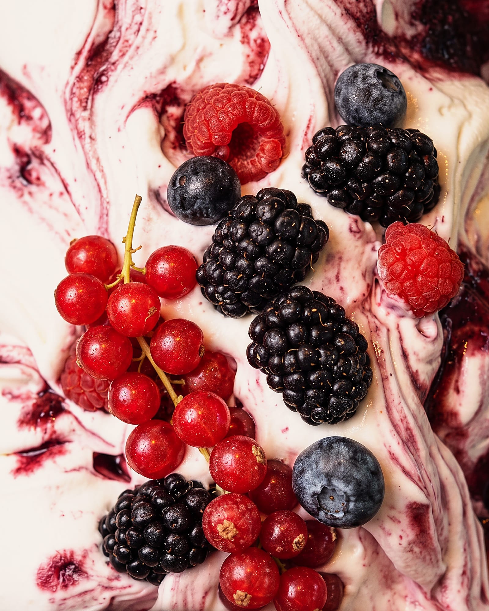 Yoghurt bosvruchten — close-up van het ijs