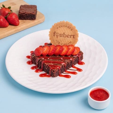 Brownie met aardbeien — blauwe skin