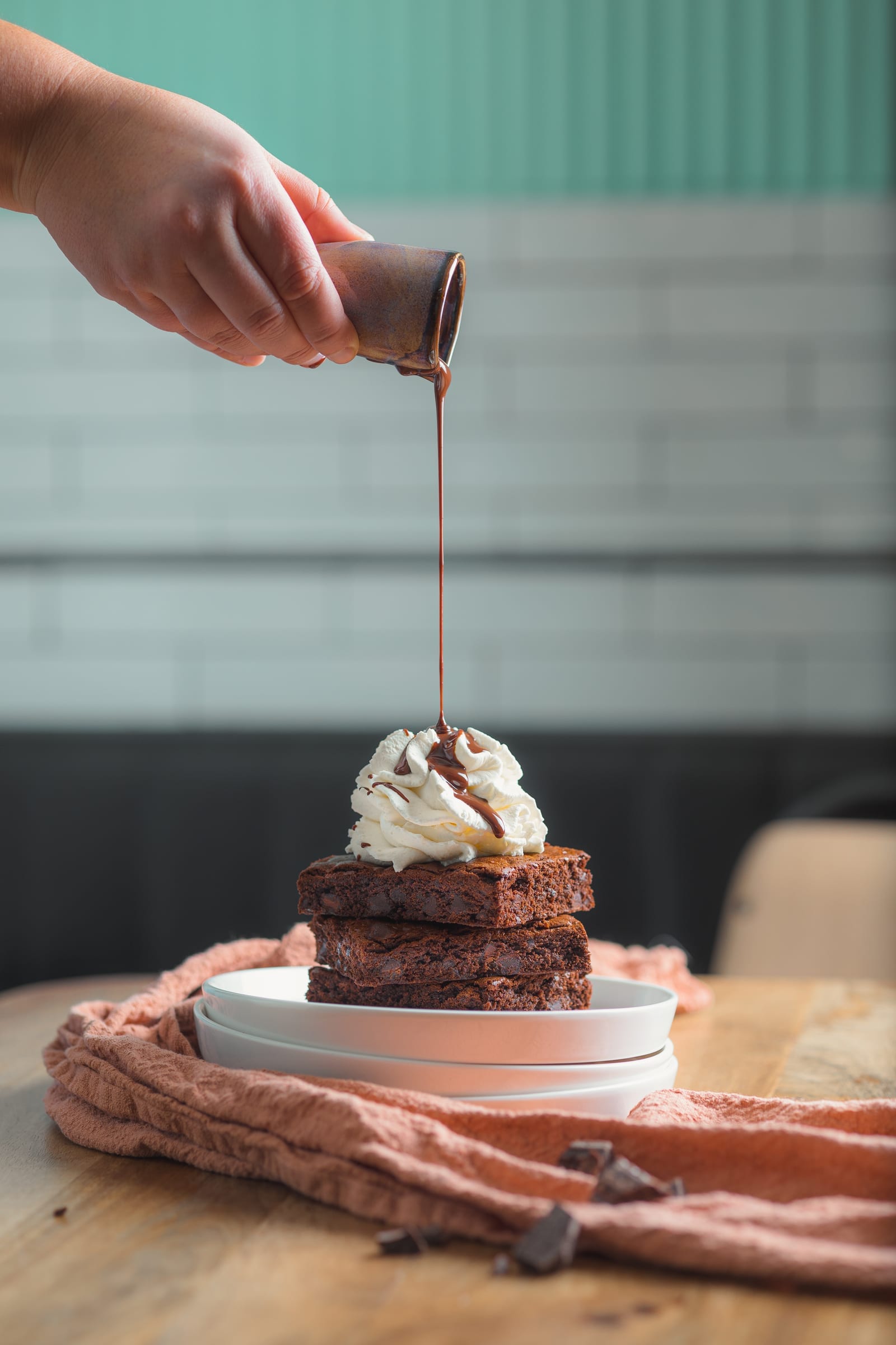 Browniedessert met warme chocoladesaus