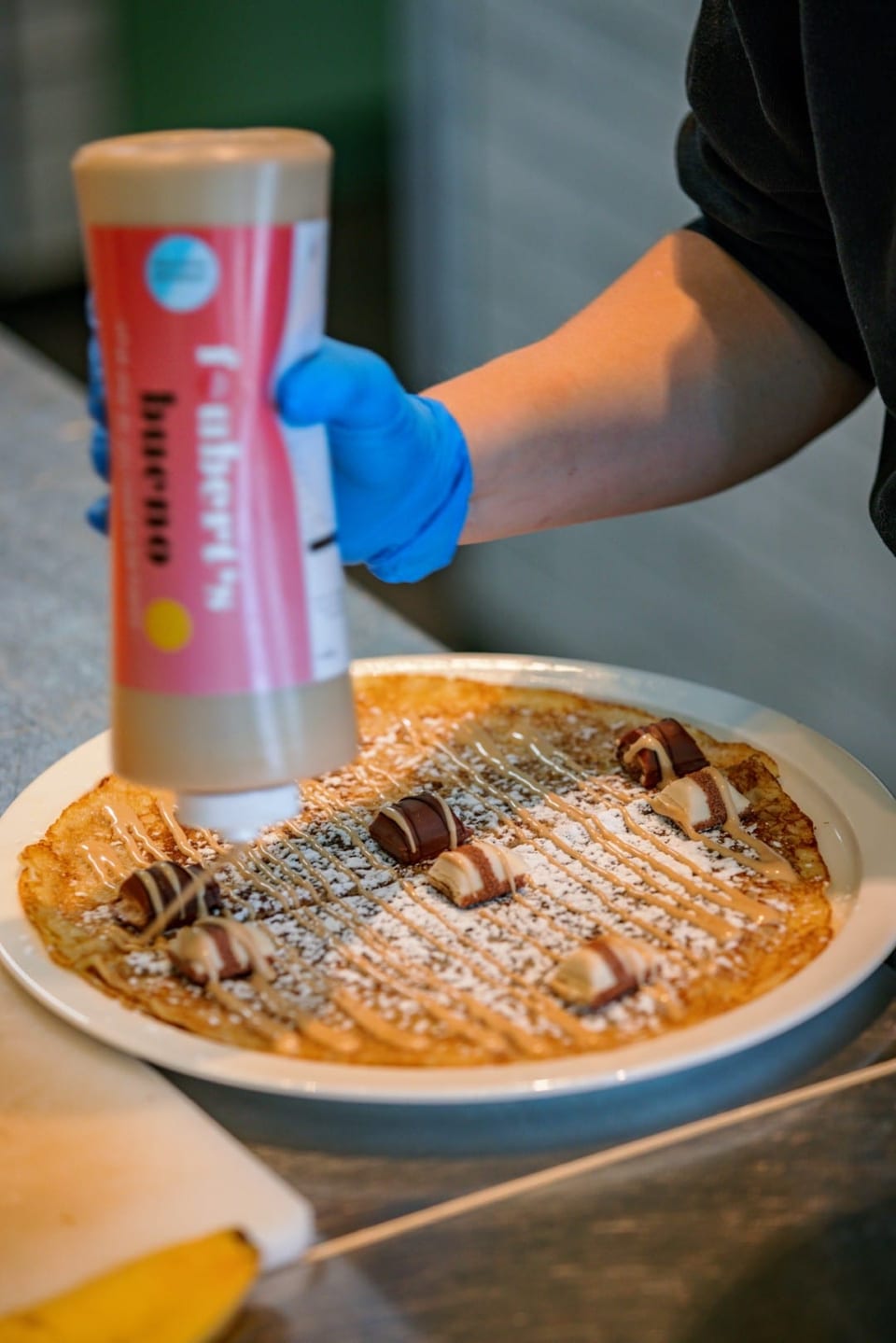 Warme chocoladesaus over een dame blanche