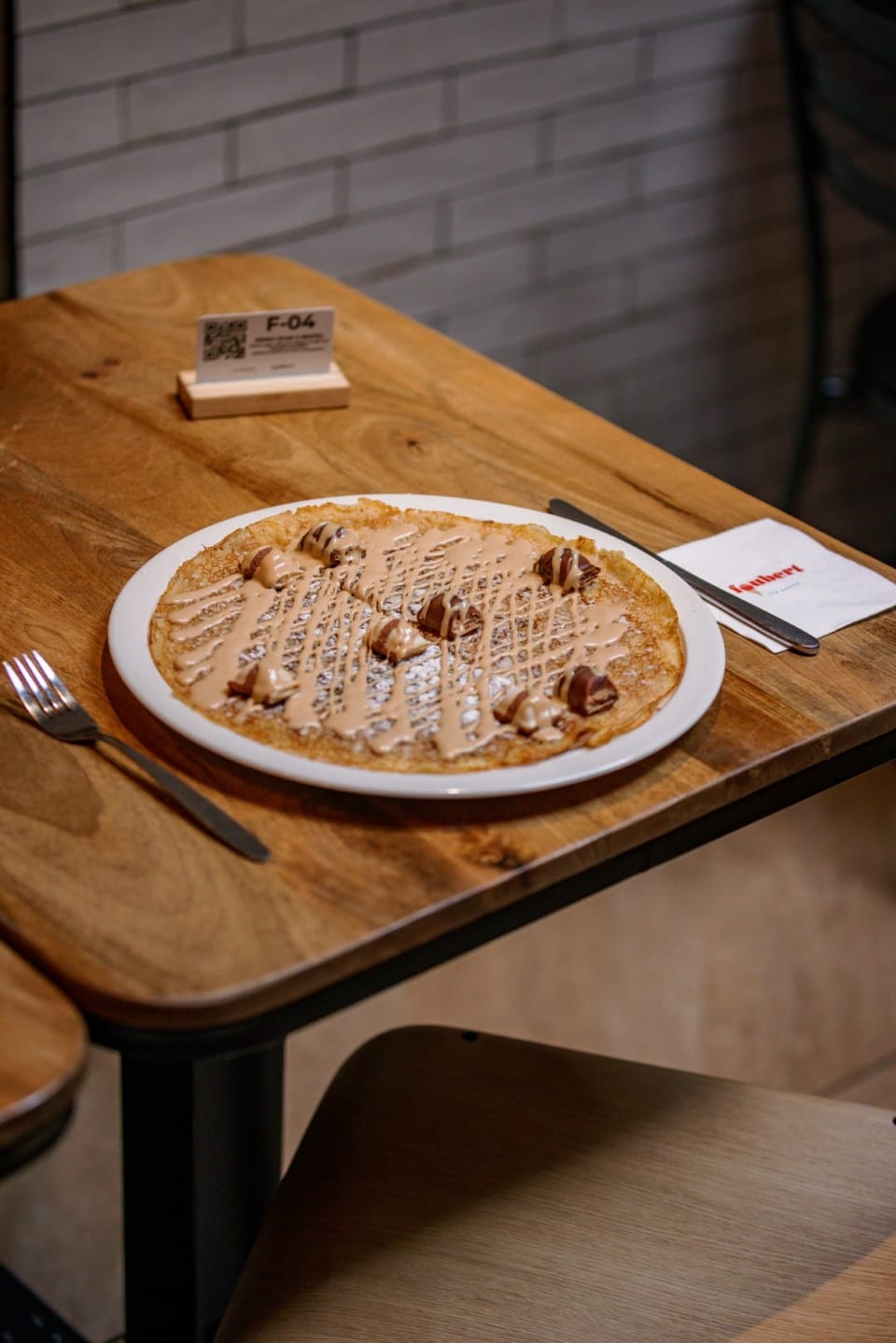 Wafel met ijs op tafel