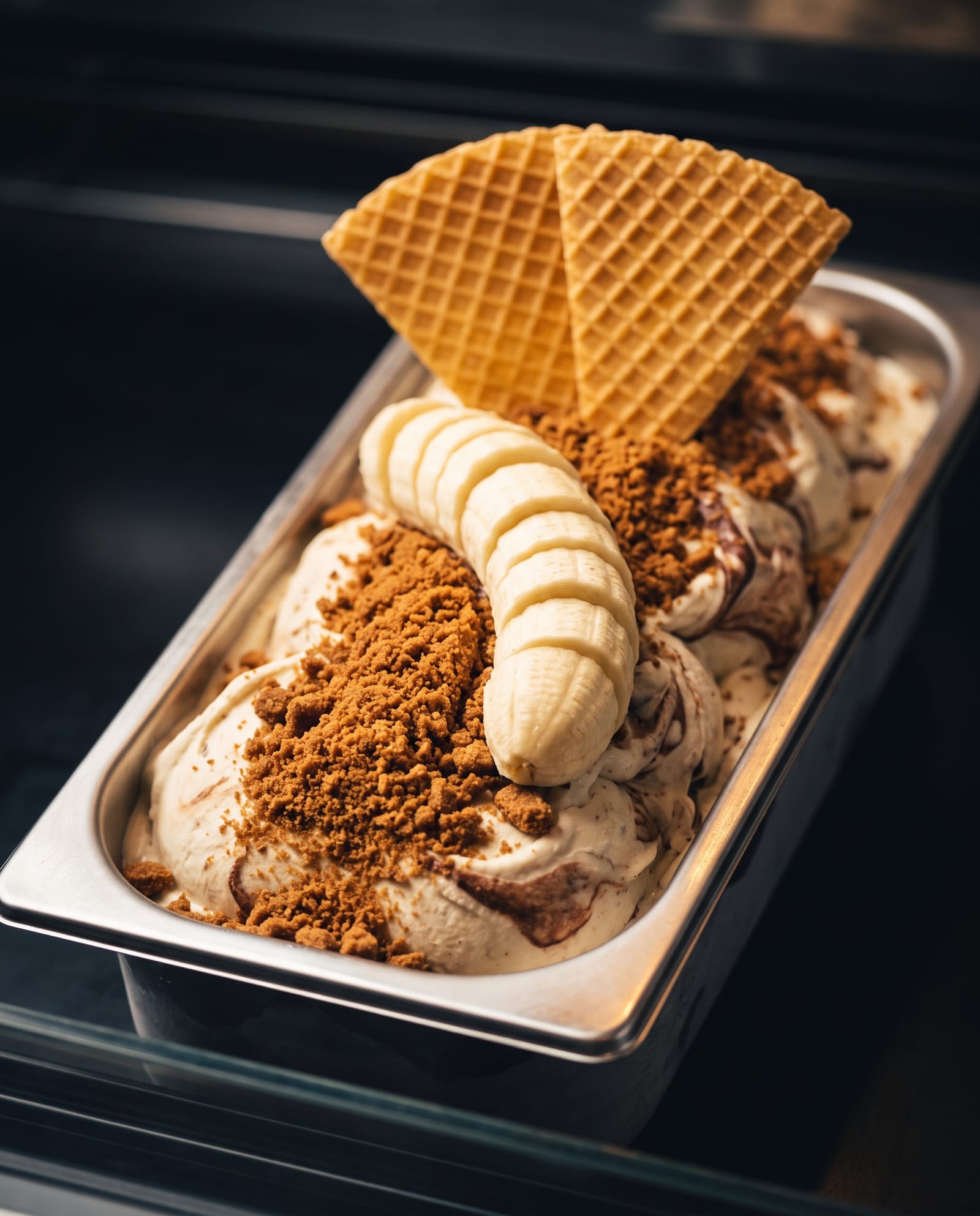 Banaan chocolade — ijsbak in de toog
