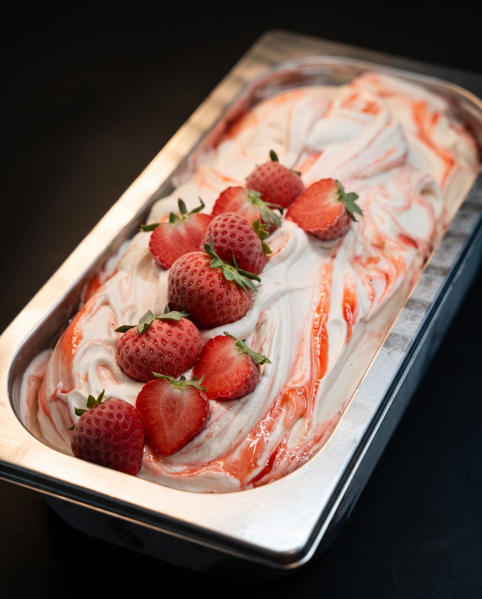 Cheesecake aardbei — ijsbak in de toog