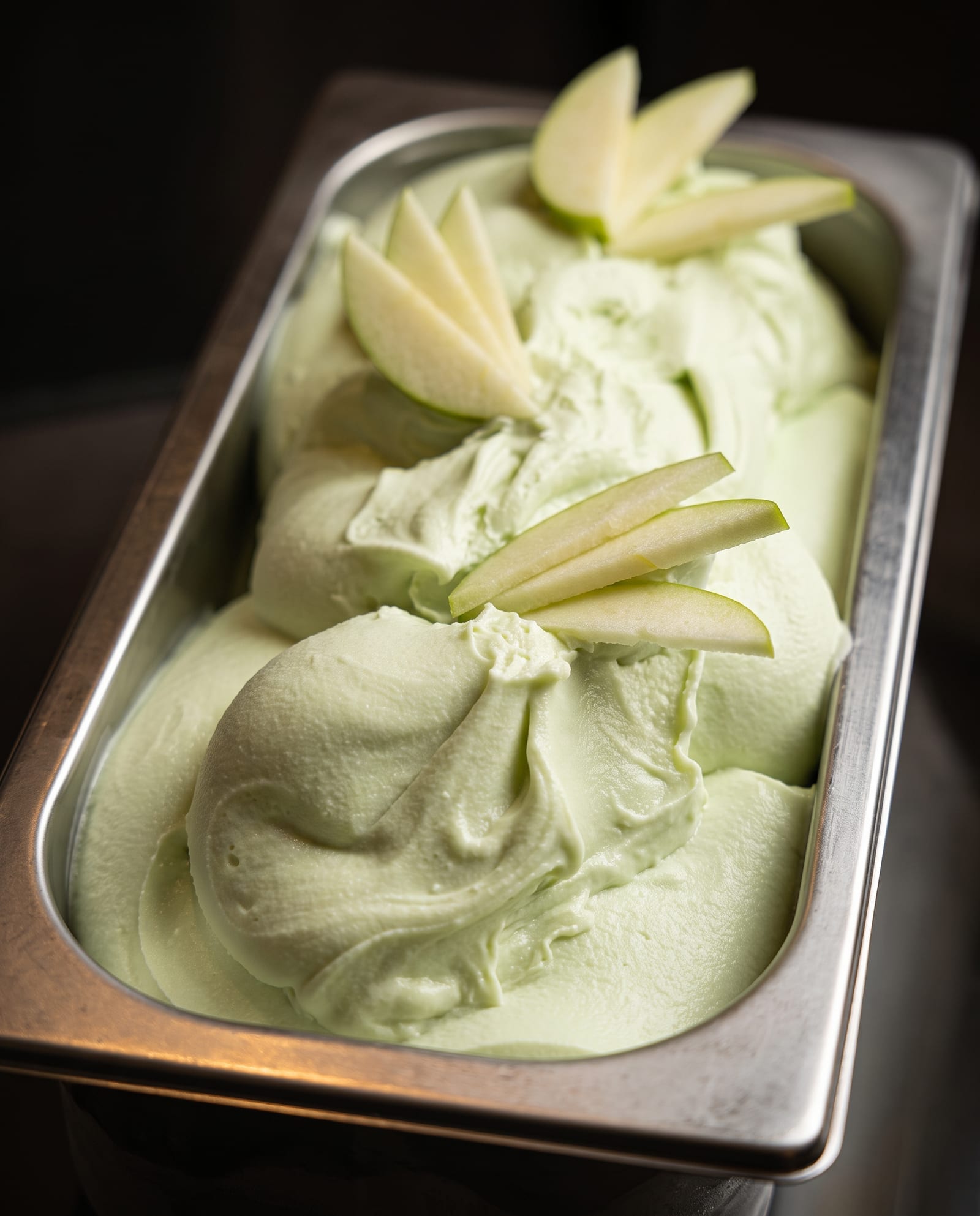 Groene appelsorbet — ijsbak in de toog