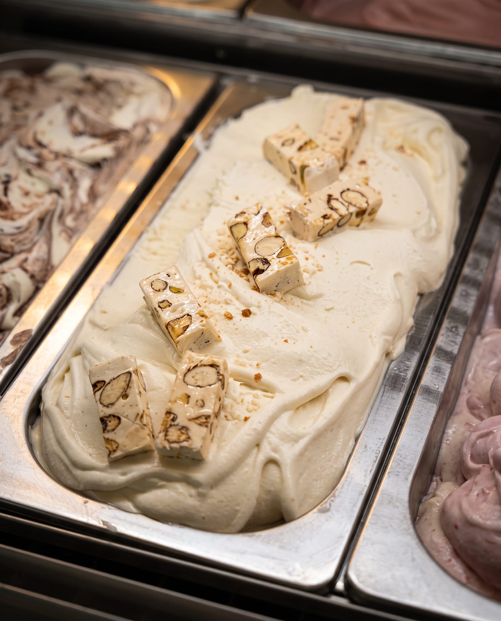 Nougat — ijsbak in de toog