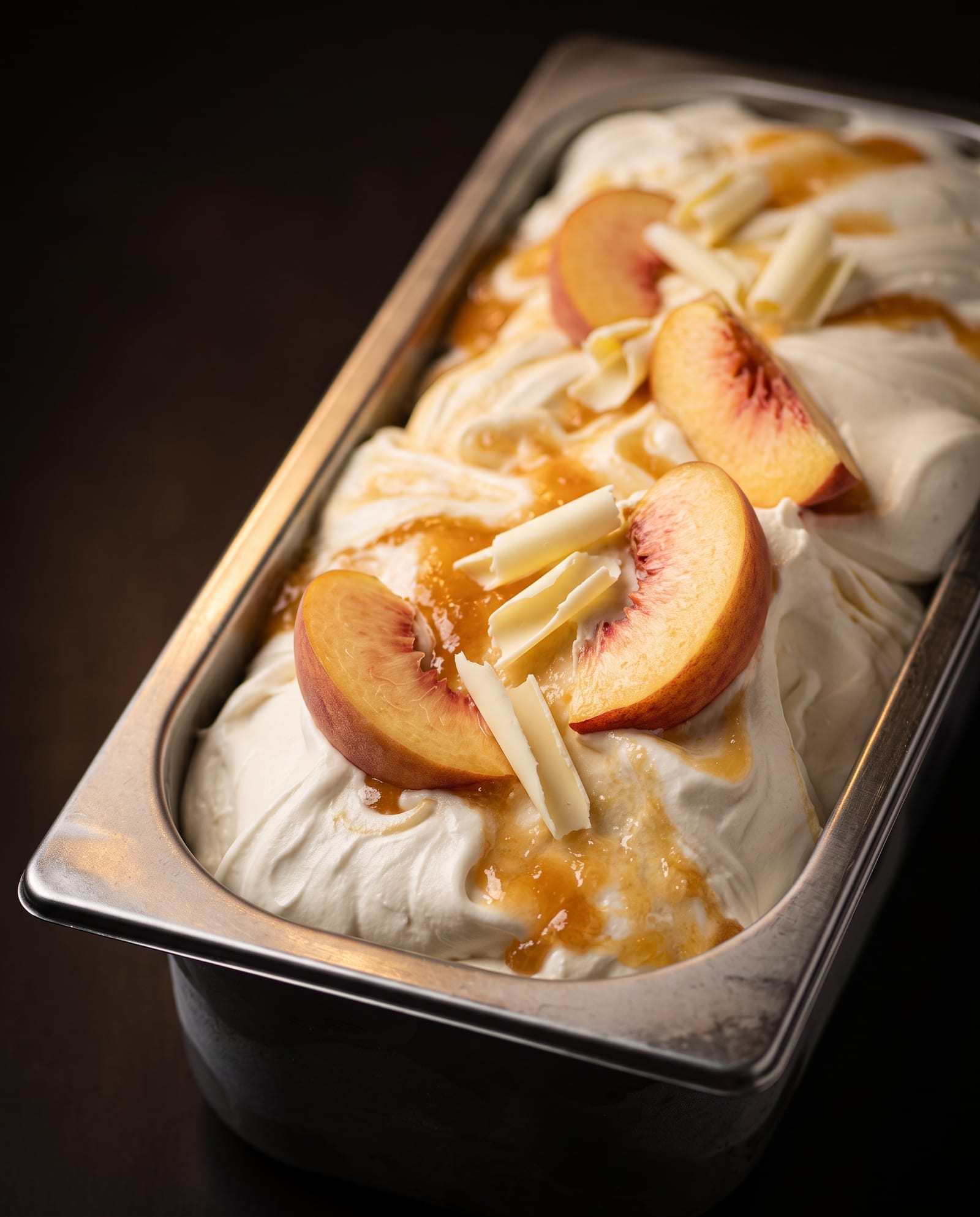 Witte chocolade perzik — ijsbak in de toog