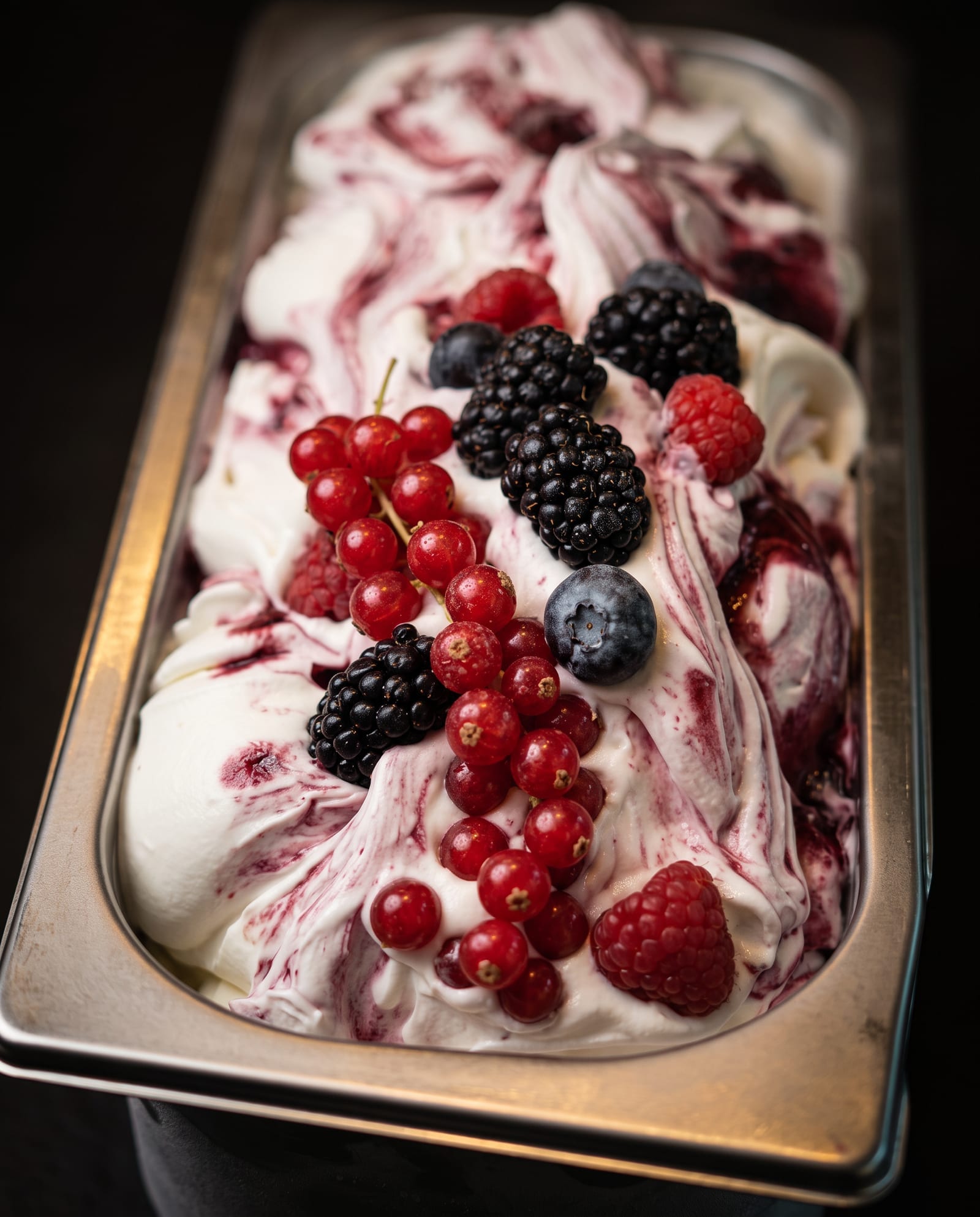 Yoghurt bosvruchten — ijsbak in de toog