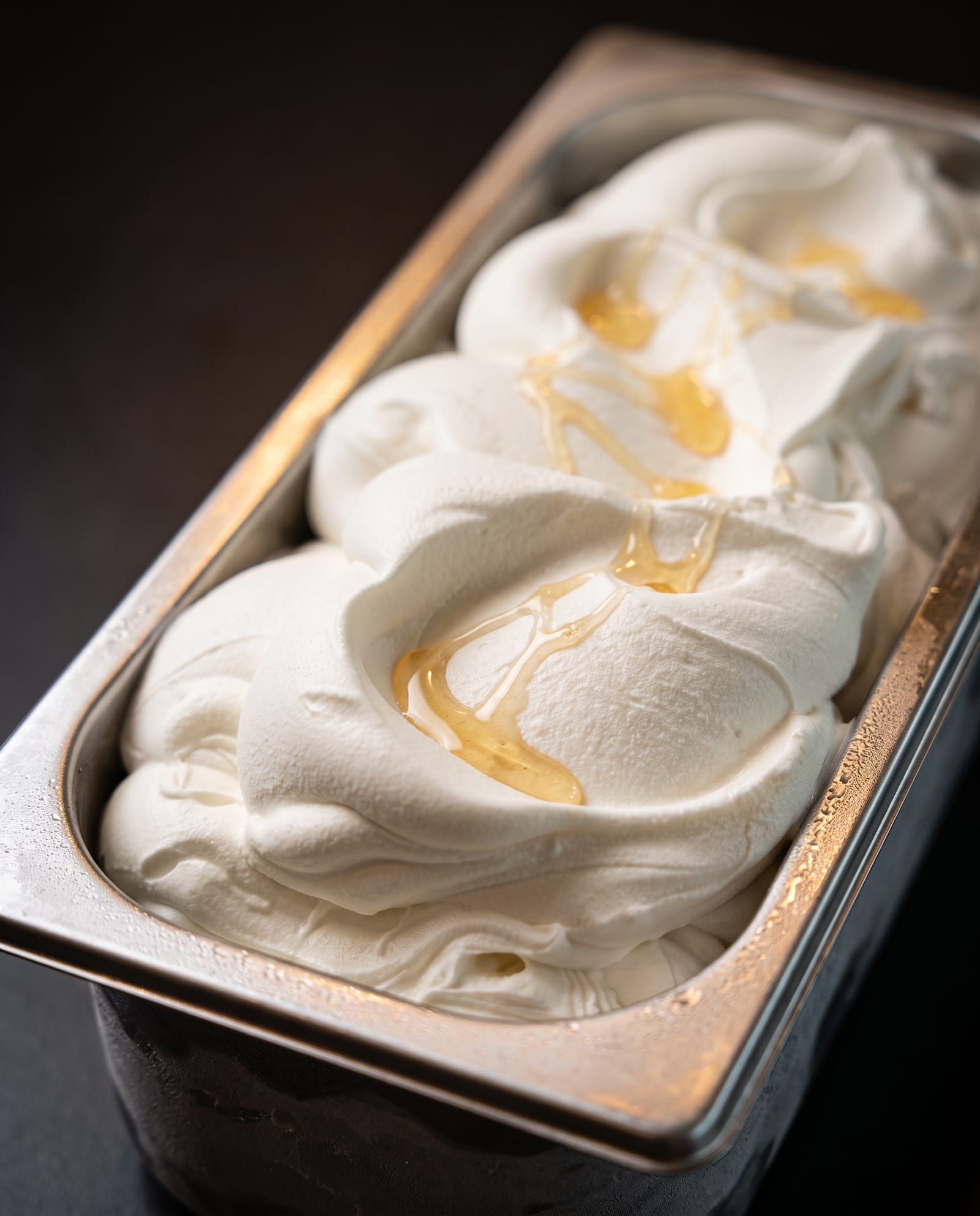 Yoghurt natuur — ijsbak in de toog