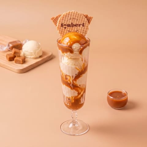 IJsglas caramel — tan skin