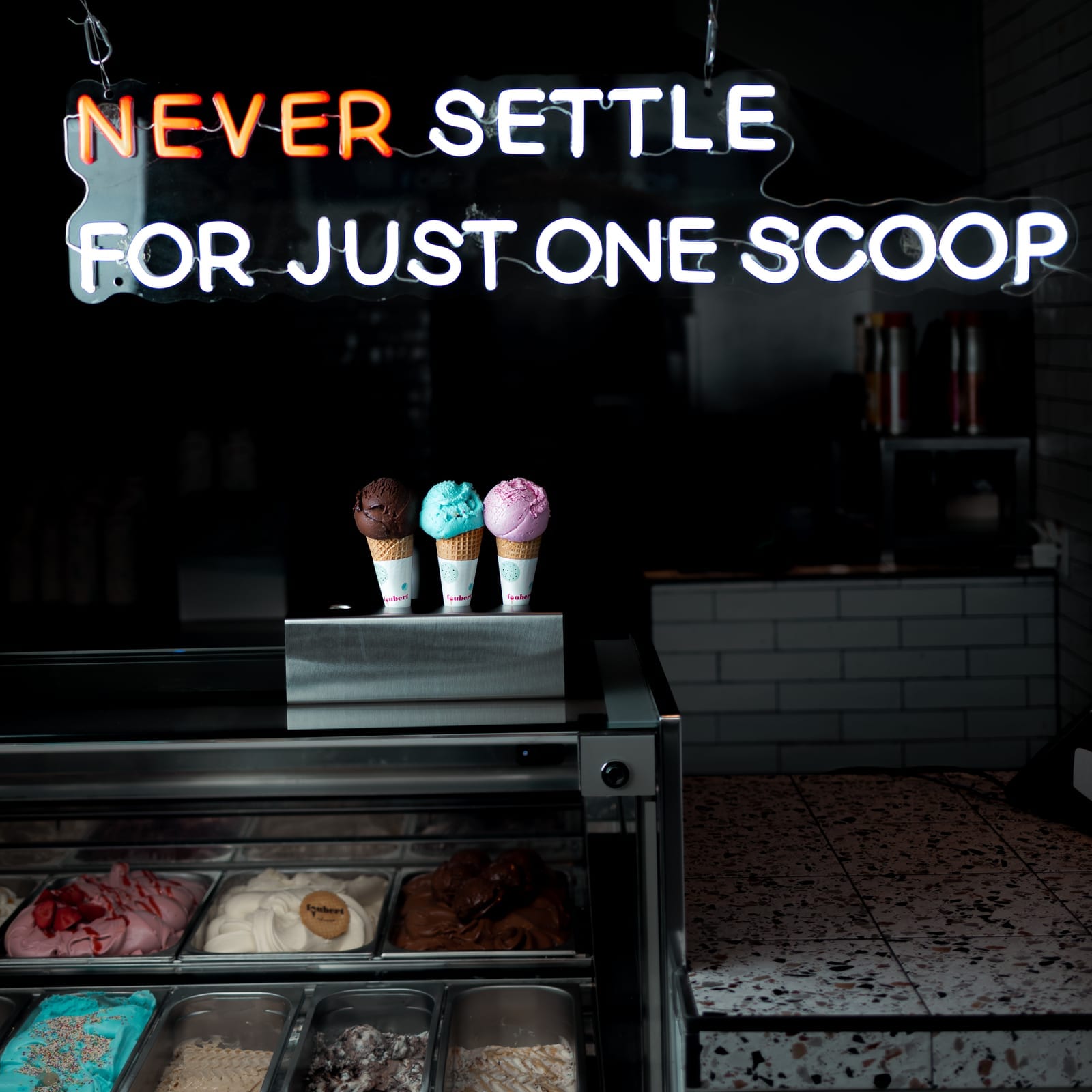 Neon 'Never settle for just one scoop' boven de ijstoog
