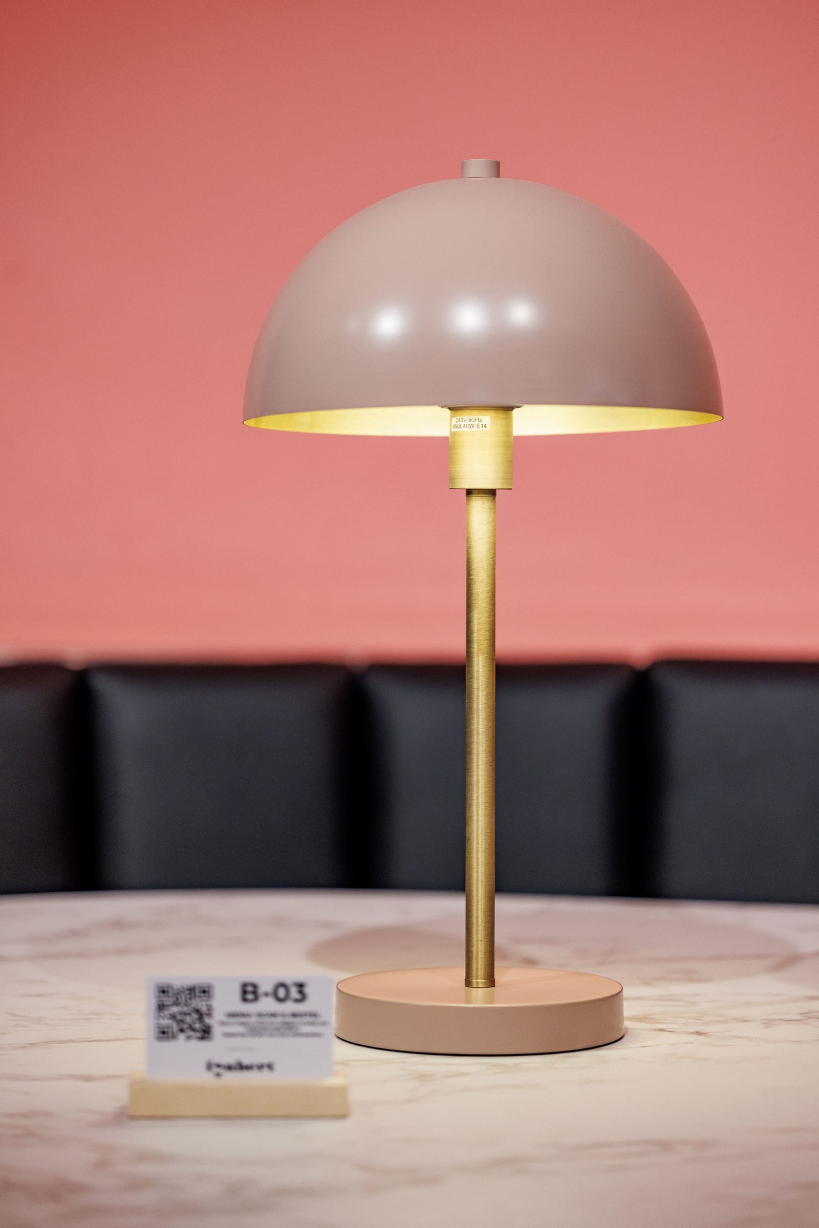 Roze wand met lamp