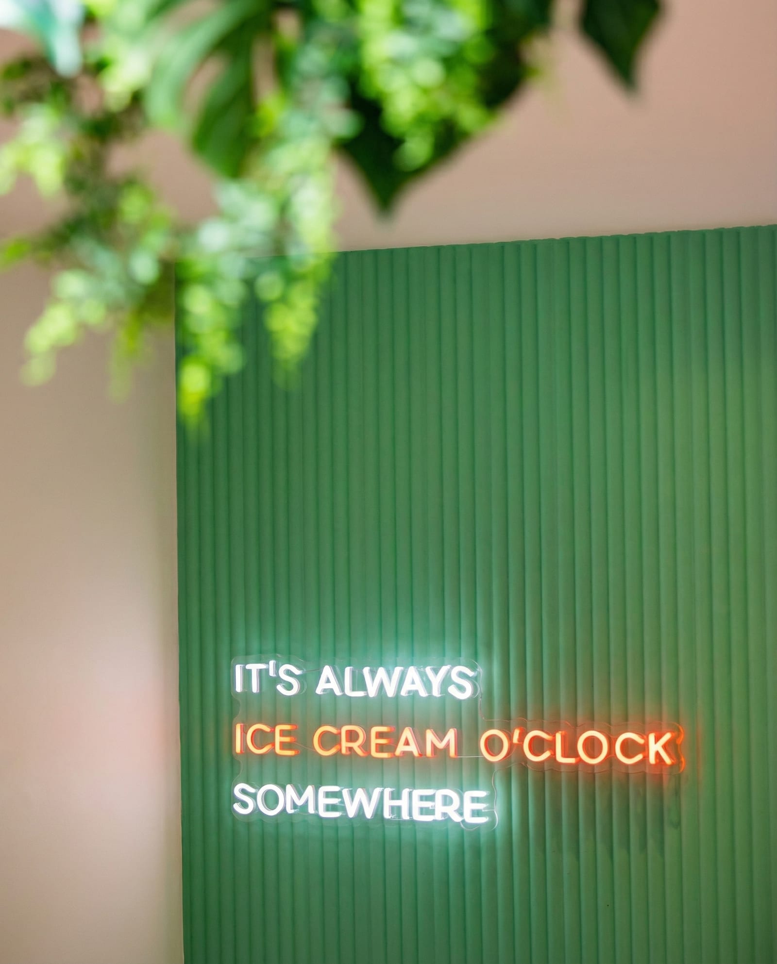 Groene neonwand "It's always ice cream o'clock"