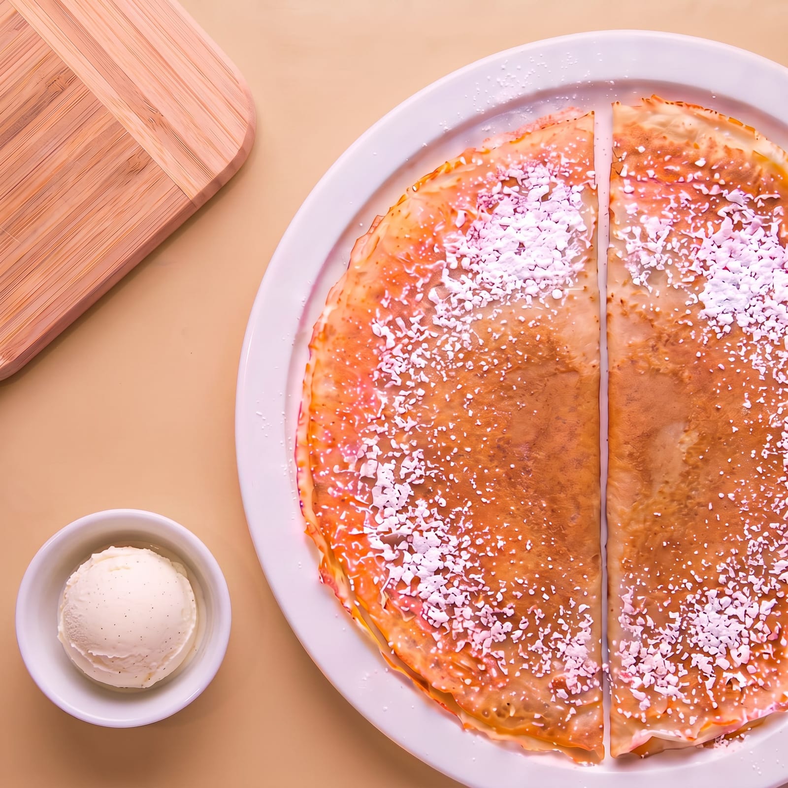 Pannenkoek met bloemsuiker en 1 bol ijs – skin beige