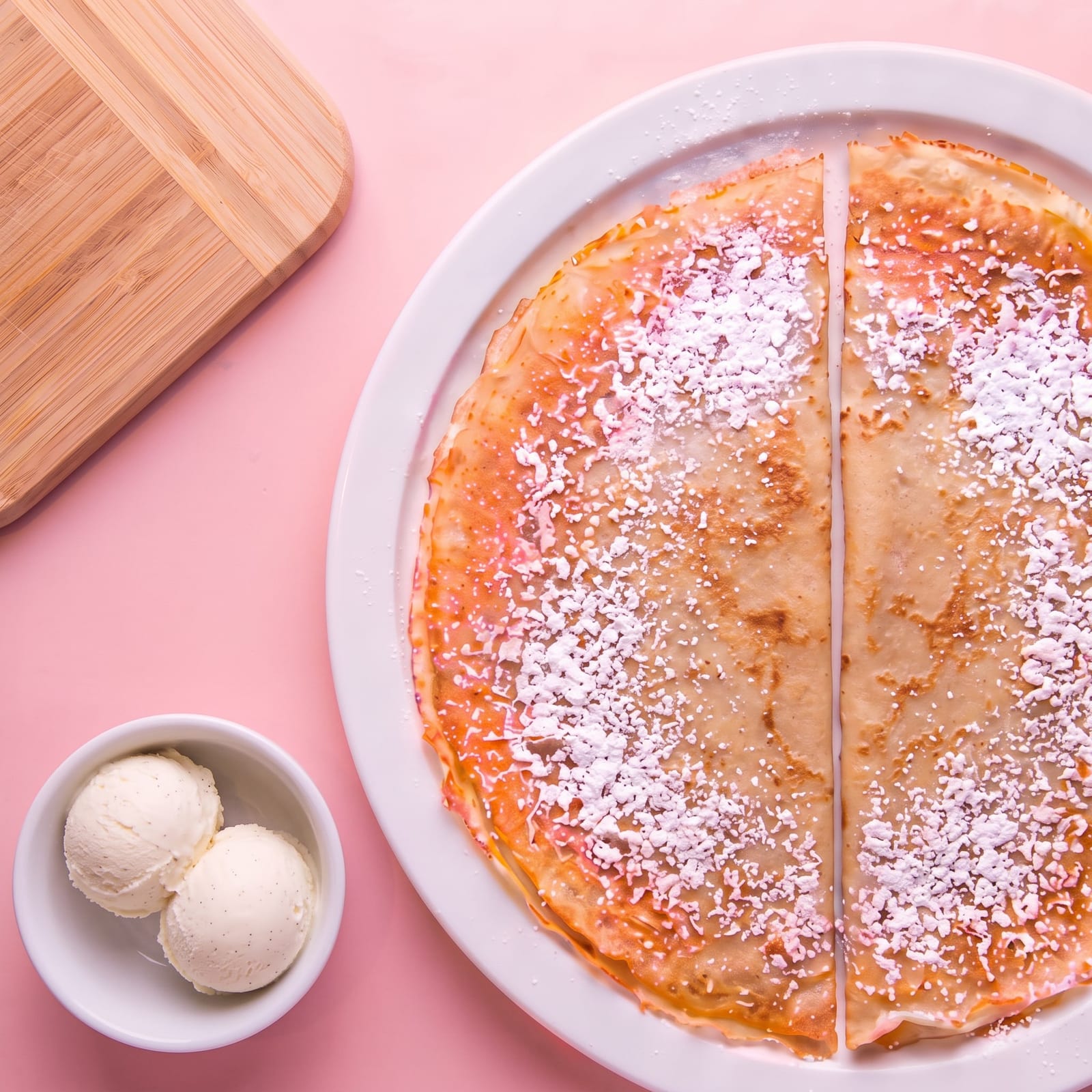 Pannenkoek met bloemsuiker en 2 bollen ijs – skin roze