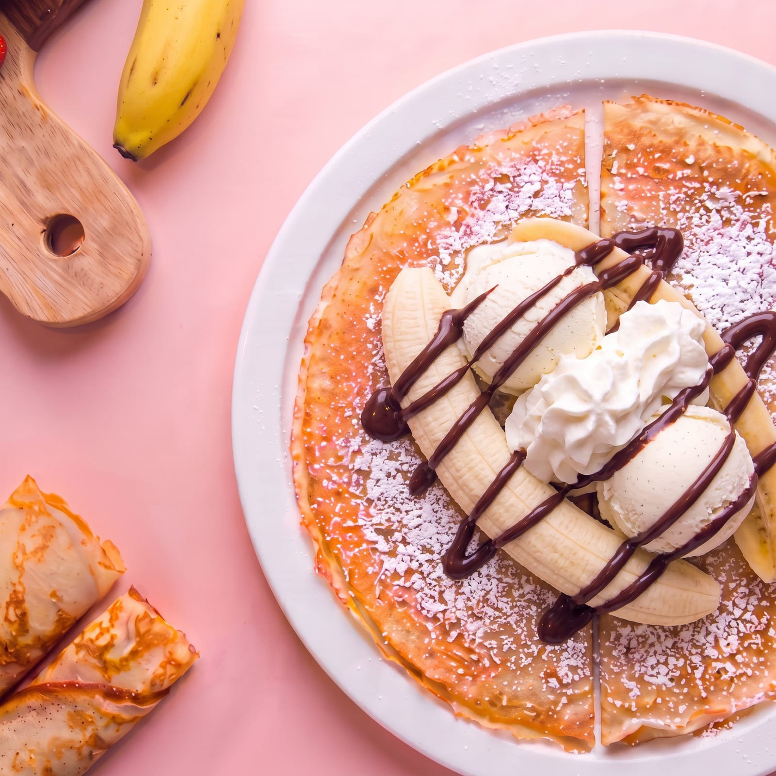 Pannenkoek met split met banaan en slagroom – skin roze