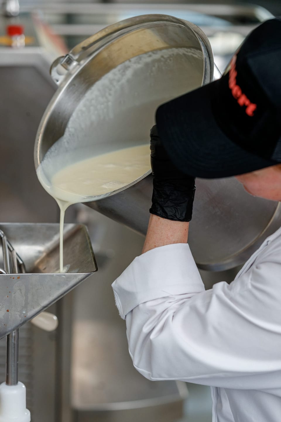 Verse melk in de ijsmachine