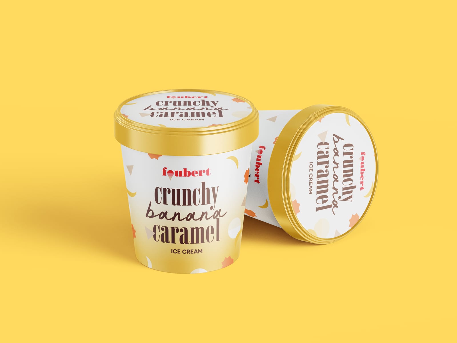 Foubert-ijspot "Crunchy Banana Caramel" met deksel op een gele achtergrond